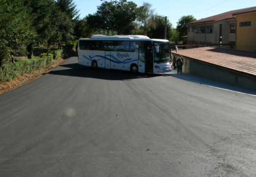O CEIP O Mesón do Vento conta cun novo acceso e zona de estacionamento para o transporte escolar